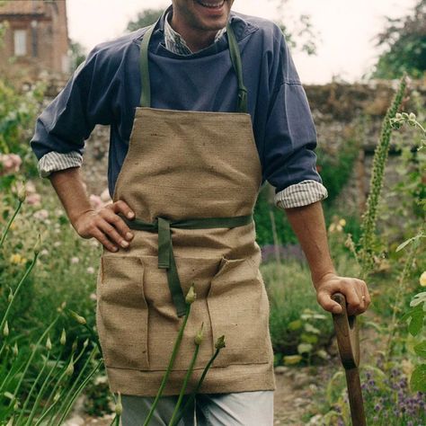 O Green World - inspiration - Imgur Farmer Outfit, Garden Chic, Farm Clothes, Farm Lifestyle, Gardening Apron, Gardening Outfit, Wall Garden, Native Garden, Apron Designs