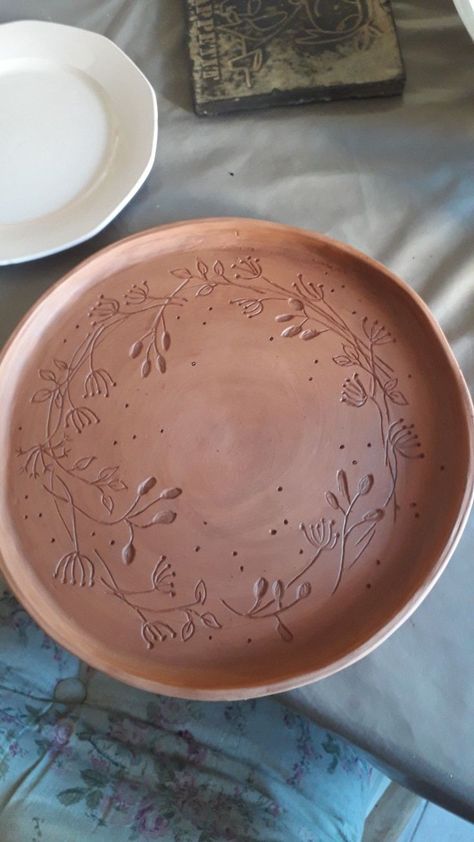 Slip Trailing Pottery Plates, Carved Designs On Pottery, Carved Plate Ceramic, Incised Ceramics, Pottery Ideas Handbuilt, Sgraffito Plate, Pottery For Beginners, Beginner Pottery, Clay Plates