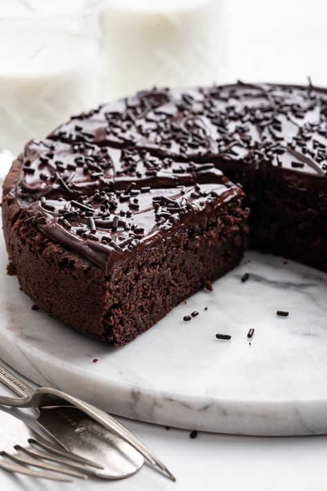 Protein Cake High Protein Chocolate Cake, Protein Birthday Cake Recipes, Healthy Protein Cake, Vegan High Protein Dessert, Vegan Protein Cake, Healthier Cake Recipes, High Protein Baked Goods, High Protein Baking, Protein Chocolate Cake