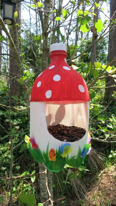 25 Fun and Practical Plastic Bottle Crafts For Home And Garden Bird Houses From Plastic Bottles, Bird Houses Diy Easy, Bird Feeders Diy, Bird Feeder Craft, Homemade Bird Feeders, Plastic Bottle Flowers, Diy Bird Feeder, Bird Houses Diy, Diy Bottle Crafts