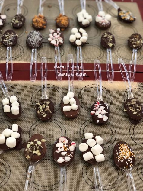 Cocoa Spoons Diy, Diy Hot Cocoa Stir Sticks, Hot Coco Spoon, Diy Chocolate Spoons For Hot Chocolate, Hot Cocoa Stirrers Diy, How To Make Chocolate Spoons For Hot Chocolate, Christmas Treats On A Stick, Hot Chocolate Stir Spoons, Hot Choc Spoons