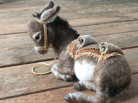 My handmade needle felted donkey for my nativity. Made using Sarafina donkey tutorial and Sarafina wool. Needle Felt Donkey, Needle Felting Nativity, Animal Needle Felting, Needle Felt Nativity, Needle Felted Nativity, Christmas Needle Felting Ideas, Needle Felt Doll, Felt Donkey, Needle Felt Christmas