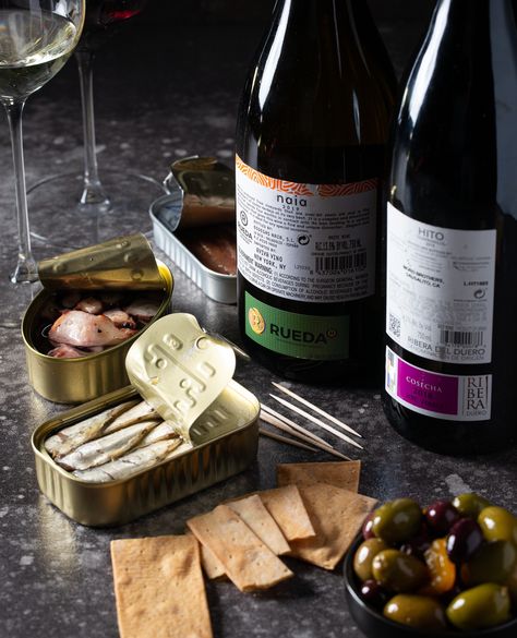 For the easiest and most delicious Spanish #tapas inspired snack, pair your favorite tinned fish with potato chips, olives, and a glass of @riberayruedawine Verdejo or Tempranillo #wine. Learn more about these iconic Spanish ingredients and where you can pick up a bottle of @riberayruedawine #Verdejo or #Tempranillo White Wine Grapes, Spanish Table, Spanish Olives, Spanish Wine, Tapas Bar, Wine Pairing, Food Trends, Fish And Chips, Fruit Flavored