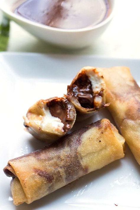 Organic Cocoa Hazelnut and Mascarpone Spring Rolls Banana Roll Kulit Lumpia, Lumpia Pisang, Banana Crispy, Banana Spring Rolls, Caramelized Pear, Sweet Cheese, Banana Roll, Wrap Food, Resep Brownies