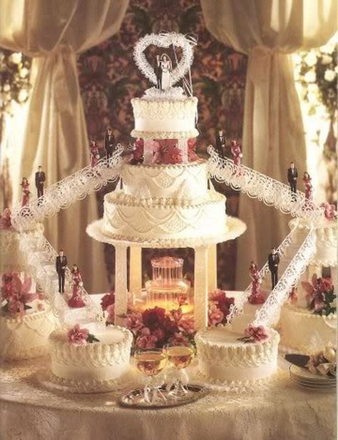 Fountain Cake, Old School Wedding, Fountain Wedding Cakes, Vintage Pasta, Fruit Wedding Cake, Old Fashioned Wedding, 80s Wedding, Italian Wedding Cakes, Big Wedding Cakes