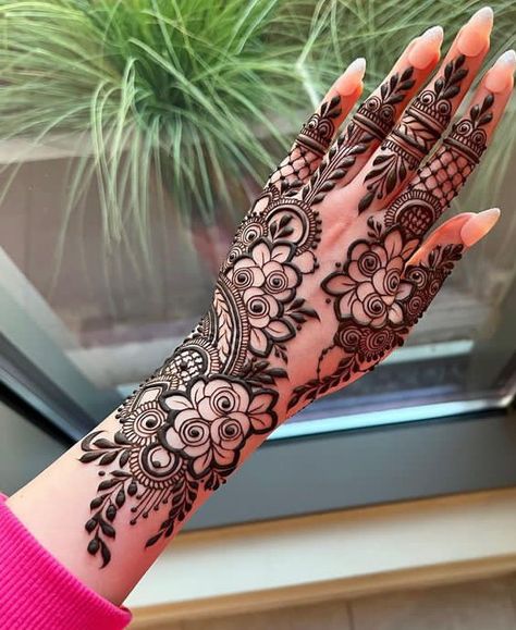 Henna designs Latest Arabic Mehndi Designs, Front Mehndi Design, Simple Mehendi Designs, Simple Arabic Mehndi Designs, Henna Tattoo Designs Hand, Latest Henna Designs, Tattoo Henna, Very Simple Mehndi Designs, Modern Mehndi Designs