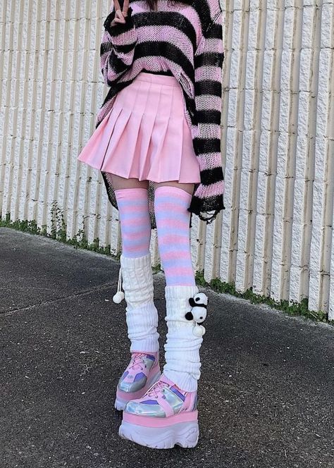 Everything you need to know about festivals and raves. From festival fashion to outright festival and rave tips and tricks. Survive and thrive in EDM. Learn more at RaveHackers.com Stil Emo, Aesthetic Sanrio, Mode Harajuku, Outfits Pastel, Pastel Goth Outfits, Mode Emo, Goth Outfit, Mode Kawaii, Oc Inspiration