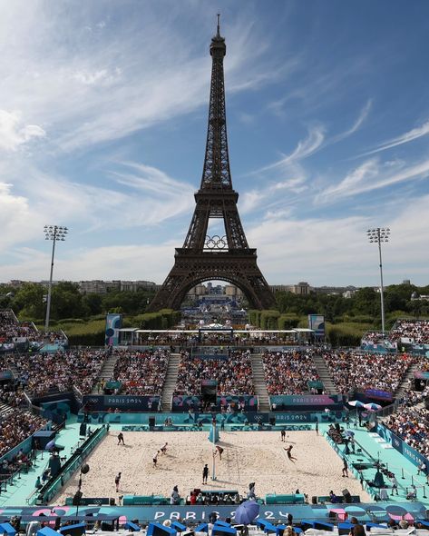 Ummm, the #Olympics’ beach volleyball setup?? HELLO???😍 📸 #ParisOlympics #BeachVolleyball via Getty Olympics Aesthetic Paris 2024, Usa Basketball Olympic 2024, Paris Olympics 2024, Paris Olympics Beach Volleyball, Olimpic Game Paris 2024, Elite Daily, Beach Volleyball, Volleyball, Paris