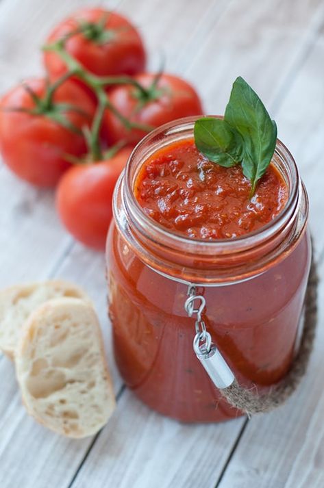 Delicious tomato sauce that can be used on fresh pasta, pizza, meatballs, veal, etc. A versatile sauce that works as a base for so many meals. Pizza Aesthetic Wallpaper, Reheat Pizza In Air Fryer, Wallpaper Pizza, Pizza In Air Fryer, Tomato Sauce For Pasta, Tomato Sauce Pasta, Tomato Farm, Reheat Pizza, Pizza Aesthetic