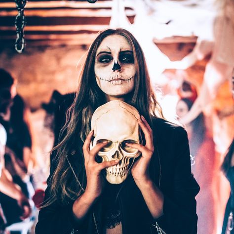 Holding Skull, Most Popular Halloween Costumes, Ghost Face Mask, Popular Halloween Costumes, Halloween Parejas, Creepy Costumes, Halloween Songs, Scary Halloween Costume, Hallowen Costume