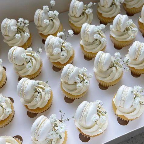 Wedding Vanilla Cupcakes, Cupcake Decor Wedding, Cakes And Cupcakes Designs, Cupcakes And Macarons, Bridal Party Cupcakes, Cupcake With Pearls, Wedding Cupcakes Ideas Elegant White, Wedding Cakes Cupcakes, Fancy Wedding Cupcakes