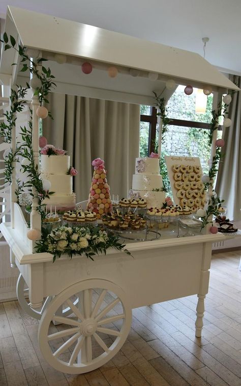 Wedding Cake Bar, Wedding Cake Backdrop, Wedding Sweet Cart, Wedding Candy Cart, Cake Bar, Snack Cart, Wedding Snacks, Sweet Carts, Glamour Wedding