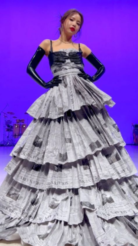 Mamamoo had donned an incredible newspaper dress for her song ‘Honey’ Newspaper Dresses, Cruella Newspaper Dress, Newspaper Dresses Fashion, Newspaper Clothes, Dress From Newspaper, Newspaper Dress Design, Newspaper Outfit, Newspaper Outfit Paper Dresses, News Paper Dress