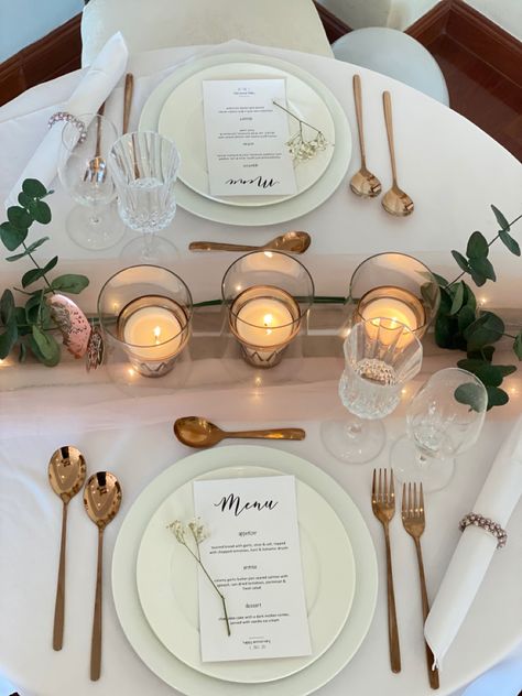 Anniversary table set up for dinner Essen, Dinner For Two Table Setting, Anniversary Dinner Ideas, Dinner Date At Home, Date Table, Small Dinner Table, Dining Table Decor Ideas, Romantic Dinner Tables, Romantic Dinner Setting