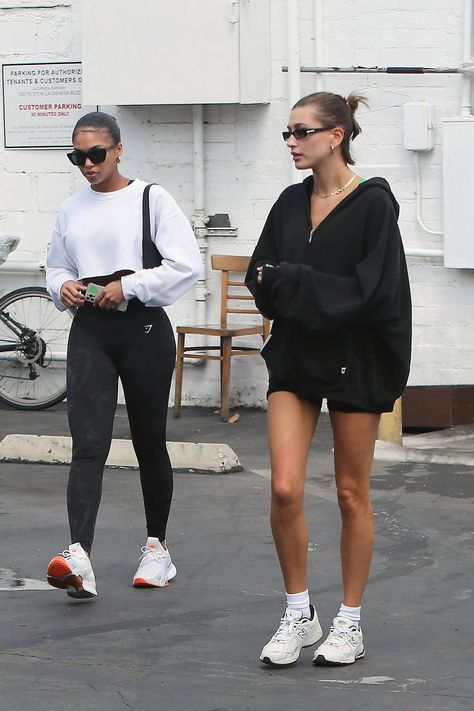 Hailey Bieber shows off her slender legs in black spandex shorts while out for a Pilates class in Los Angeles-040523_15 Hailey Bieber Street Style, Black Spandex Shorts, Hailey Bieber Style, Hailey Baldwin Style, Models Off Duty Style, Fitness Wear Outfits, Emma Chamberlain, Hailey Baldwin, Spandex Shorts