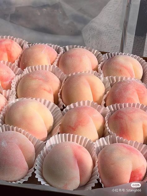 Peach Mochi, Junk Food Snacks, Sweet Drinks, Food Drinks Dessert, Kawaii Food, Cute Desserts, Food Obsession, Cafe Food, Beautiful Food