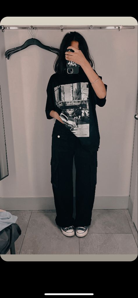 Baggy Outfit Woman Aesthetic, Oversized Tshirt And Pants Outfit Women, Cool Oversized Outfits, Black Baggy Outfit Aesthetic, Black Baggy Clothes Aesthetic, Oversized T Shirt And Sweatpants Outfit, Black Oversize Shirt Outfit, Oversized T Shirt For Women, Baggy All Black Outfits