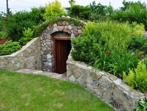 25 Root Cellars Adding Unique Structures to Backyard Designs Root Cellar Plans, Root Cellar Storage, Case Sotterranee, Root Cellars, Casa Hobbit, Root Cellar, Earth Sheltered, Cellar Design, Underground Homes