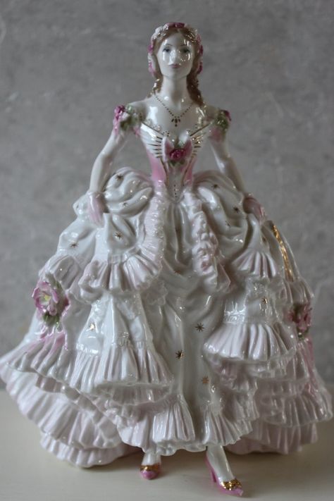 Royal Worcester.  «ROYAL Debut» Porcelain Doll Aesthetic, China Figurines, Dresden Dolls, Glass Dolls, Vintage Porcelain Dolls, Antique Porcelain Dolls, Dresden Porcelain, Beautiful Figure, Royal Worcester