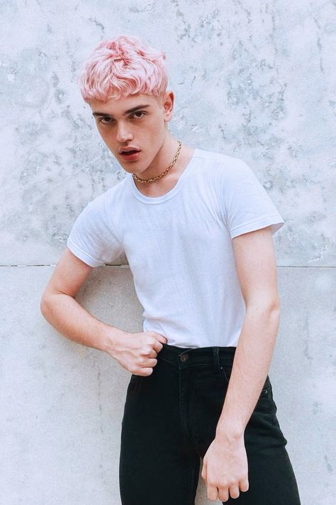 Pastel Pink Hair Men, Pink Hair Men, Cortes Aesthetic, Pink Hair Guy, Curly Pink Hair, Pale Pink Hair, Queer Hair, Short Bleached Hair, Dyed Hair Men