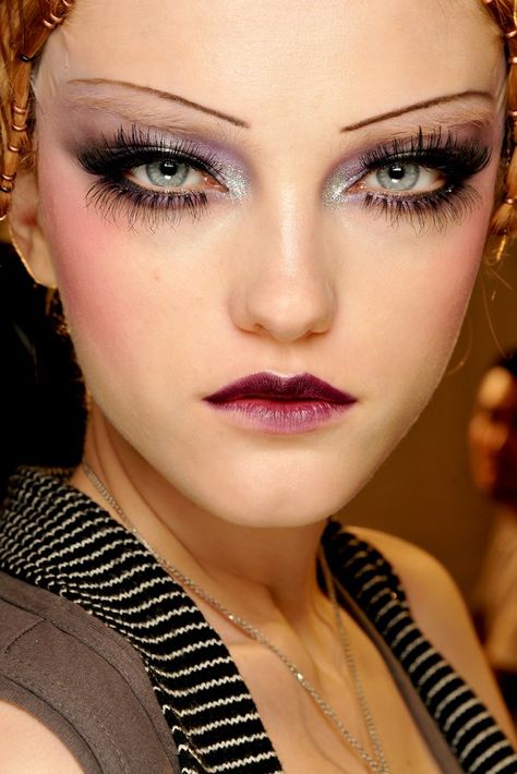 Christian Dior Fall 2009 Ready-to-Wear Collection - Vogue Makeup Runway, Maquillage Goth, Makeup Weddings, Catwalk Makeup, False Eyebrows, 1920s Makeup, Pat Mcgrath Makeup, Eyebrow Trends, Vlada Roslyakova