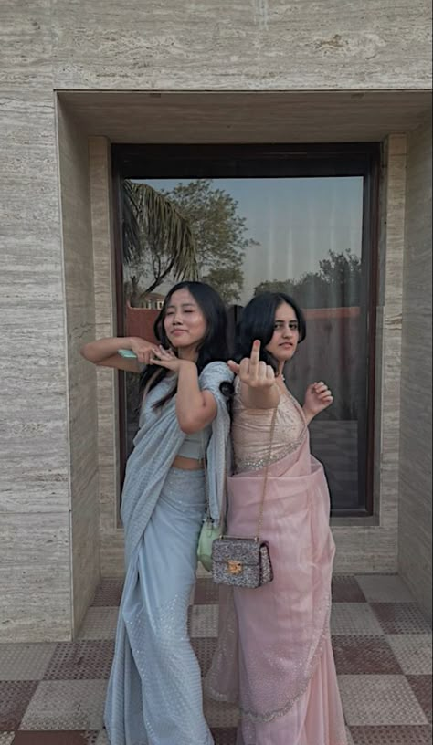 Poses For Pfp, Poses Friends, Sisters Photoshoot Poses, Bff Poses, Sisters Photoshoot, Saree Poses, Best Friend Poses, Bff Photoshoot Poses, Saree Photoshoot