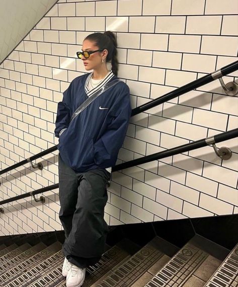 Dinner To Drinks Outfit, Overall Baggy Outfits, Quarter Zip Windbreaker Outfit, Styling Windbreakers, Cool Cardigan Outfit, New York Streetwear Women, 90s Joggers Outfit, Pnw Street Style, Elevated Tomboy Style