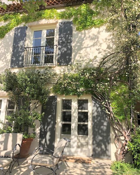 COTE DE TEXAS: Nancy Meyers House–Then and Now!!!! Valentine Home Decor Ideas, Its Complicated House, Heart String Art, Valentine Home Decor, Nancy Meyers Movies, Rustic Interior Style, House Shutters, Nancy Meyers, Room Screen