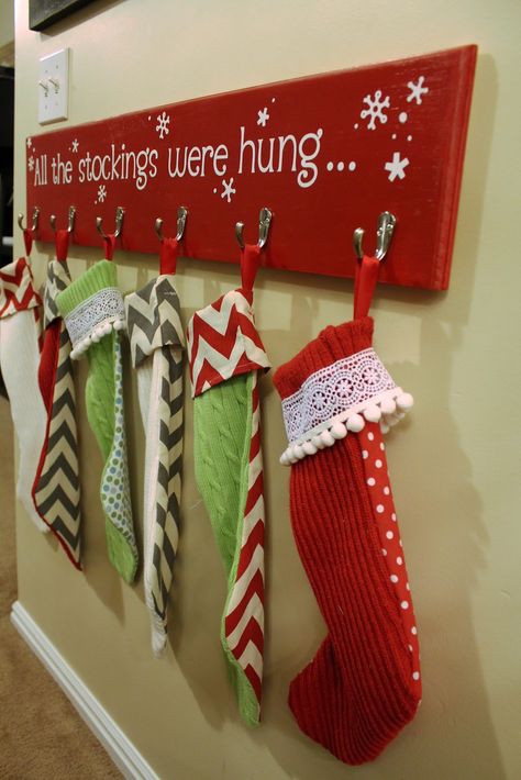 Stocking hanging board. Great idea for those without a mantle or those that actually burn fires in their fireplaces!! Natal, Stocking Hanger Diy, Indoor Pictures, Diy Stocking Holder, Stocking Decorations, Christmas Stocking Hangers, Diy Stockings, Christmas Crafts To Sell, Christmas Stockings Diy