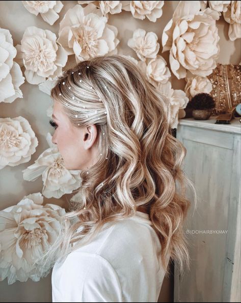 Vegas Wedding Hair Hairstyles, Gingerbread Hairstyle, Prom Hairstyles With Pearls, Wedding Hairstyles With Pearls, Vegas Wedding Hair, Classy Wedding Hair, Wedding Hairstyles With Headband, Glam Wedding Hair, Cute Hairstyle Ideas