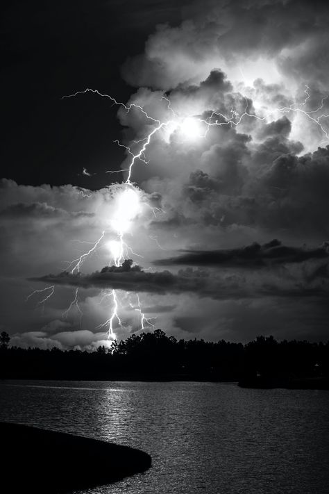 Thunderstorm Pictures, Lightning Images, Framed Landscape Art, Lightning Photos, Lightning Photography, Black And White Picture Wall, Magic Aesthetic, Black And White Wallpaper, Black And White Aesthetic