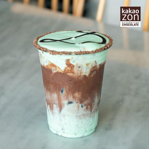 It's creamy, it's sweet, and has a blissfully cool, minty taste. Can you guess what it is? A mint chocolate milkshake! We are celebrating Chocolate Mint Day by enjoying an incredible milkshake made with our delectable dark chocolate! 🌿🍫 #kakaozon #kakaozonchocolate #darkchocolate #mintchocolate #chocolatemintday #tasty #treat #chocolatemint #tastemade Chocolate Mint Smoothie, Mint Drink Recipe, Mint Coffee, Mint Choco, Mint Drink, Mint Aesthetic, Mint Smoothie, Relatable Content, Chocolate Milkshake