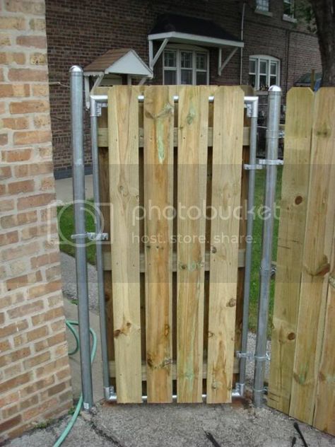 Metal Post Fence, Post Fence, Building A Gate, Build A Fence, Wood Fence Gates, Fence Metal, Fence Plants, Fence Doors, Metal Post