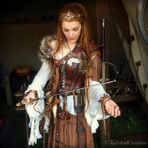 Beautiful, just beautiful Costume Chevalier, Medieval Fair, Ren Faire Costume, Fair Outfits, Viking Costume, Viking Women, Fest Outfits, Viking Clothing, Viking Woman