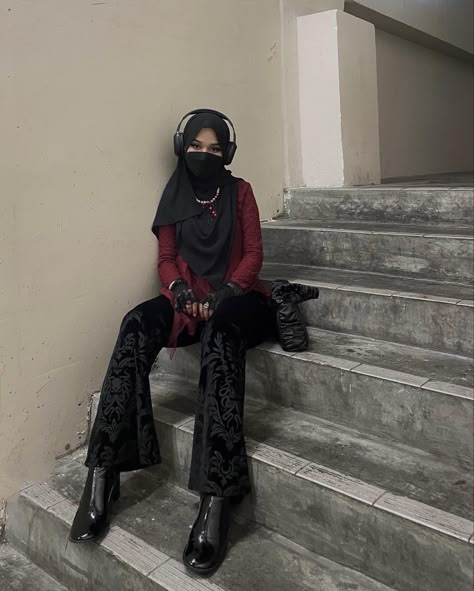 Goth Hijabi Outfits, Hijabi Concert Outfit Ideas, Modest Alt Fashion, Goth Hijab Outfit, Egirl Hijab Outfits, Hijabi Concert Outfit, Concert Outfit Ideas Hijab, Gotik Style, Red Hijab Outfit