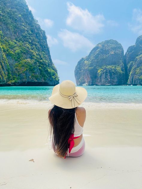 Beach pose phuket thailand maya bay Pattaya Outfit Ideas, Krabi Photo Ideas, Thailand Poses Ideas, Island Poses Photo Ideas, Thailand Photoshoot Ideas, Beach Side Photoshoot Ideas, Island Hopping Outfit, Phuket Photo Ideas, Beach Hat Photo Ideas