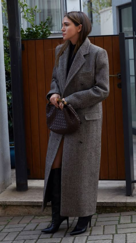 Grey Brown Outfit, Herringbone Coat Outfit, Grey Coats For Women, Europe Fall Outfits, Outfits For 2023, Long Coat Outfit, Modest Casual Outfits, Herringbone Coat, 사진 촬영 포즈