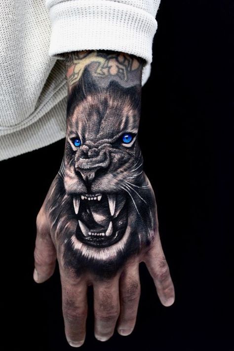 Tiger Hand Tattoo, Tattoo Main, Lion Hand Tattoo, Herren Hand Tattoos, Hand Tatto, Tier Tattoo, Lion Tattoo Sleeves, Lion Head Tattoos, Hand Tats