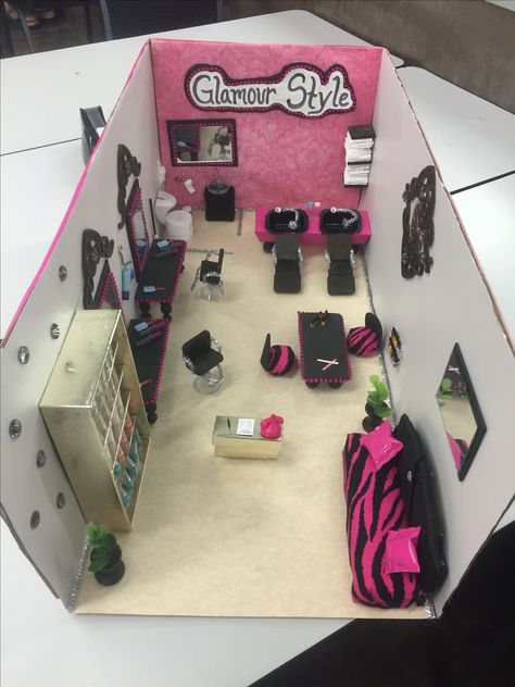 Shoe Box Salon Project, Mini Salon Project Ideas, Mini Beauty Salon Ideas, Miniature Hair Salon, Bloxburg Hair Salon Layout, 3d Salon Project, Salon In A Box Project, Mini Hair Salon Ideas, Mini Salon Project