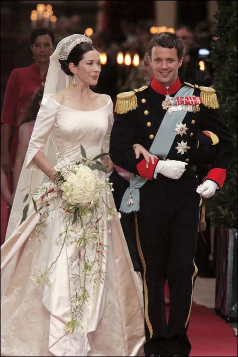 35 Royal Wedding Bouquets Throughout History Kroonprinses Mary, Royal Wedding Gowns, Denmark Royal Family, Prince Frederik Of Denmark, Mary Donaldson, Prince Frederick, Princess Marie Of Denmark, Danish Royalty, Royal Wedding Dress