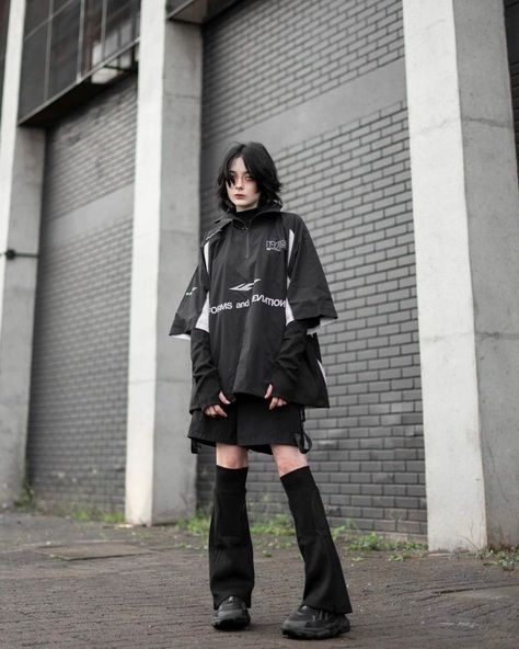 Future Clothing Concept, Cyberpunk Outfit Inspiration, Futuristic Street Wear, Black Cybercore Outfit, Dark Cybercore Outfits, Techwear Women Outfit, Techcore Outfit, Cyberdog Fashion, Cyberpunk Girl Outfit