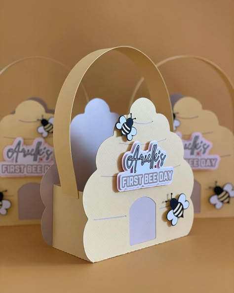 🐝 Honey Comb Favor Boxes 🍯 • • • Cardstock - @bazzillbasicspaper Photo Paper - @koalagp_paper Glossy 61lb Glue - @beaconcreates & @artglitter Hot Glue - @surebonder • • • #bee#honey#beeparty#custompartydecor#fyp#trending Honey Bee Birthday Party Decorations Diy, Airplane Birthday Theme, Bee Birthday Theme, Baby Boy Gift Baskets, Party Favors Ideas, Bouquet Bag, Paper Box Template, Bee Birthday, Bee Honey