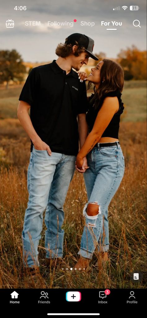 Western Couple Photoshoot, Couple Senior Pictures, Country Couple Pictures, Fall Couple Photos, Fall Photo Shoot Outfits, Western Photoshoot, Explore Aesthetic, Engagement Picture Outfits, Western Photo