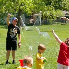 You can put together this giant DIY bubble wand in less than 15 minutes.  Fun for the whole family. Diy Bubble Wand, Diy Video Game, Diy Wedding Video, Giant Bubbles, Bubble Wand, Bubble Party, Discovery Kids, Bubble Wands, Backyard Games