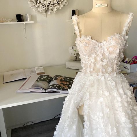 Lace Corset Wedding Dress, Wedding Dress Spaghetti Straps, Off White Wedding Dresses, Floral Lace Wedding Dress, Gowns Dresses Elegant, Wedding Dress Guide, Dress Spaghetti Straps, Wedding Dresses With Straps, Off White Dresses