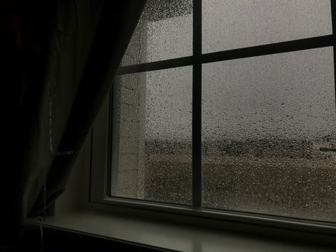 Rainy Wallpaper Aesthetic Laptop, Rainy Aesthetic Wallpapers, Aesthetic Window Pictures, Rain Aesthetic Landscape, Wallpaper Raining, Low Light Aesthetic, Dark Rain Aesthetic, Rain In Window Aesthetic, Rain Aesthetic Horizontal