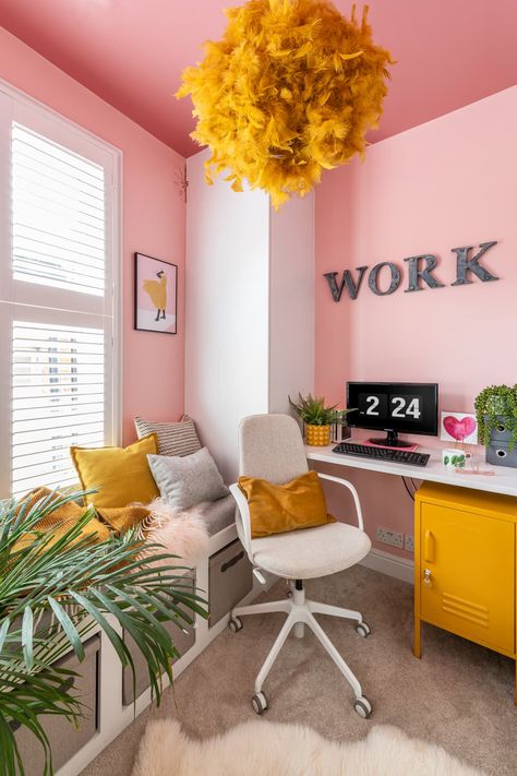 Pink Home Offices, Pink Home Office, Yellow Office, Murs Roses, Home Worker, Pink Office, Office Designs, Best Office, Office Makeover