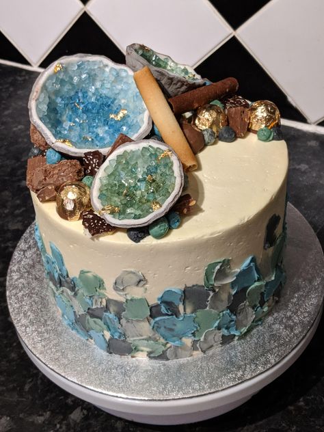 A geode cake I made for a future geologist-chocolate cake vanilla buttercream chocolate candy and biscuit decorations [OC] Gemstone Birthday Cake, Geode Themed Birthday Party, Geologist Cake, Geology Cake Ideas, Geology Cake, Geode Party, Geode Wedding Cake, Geode Cakes, Gem Cake