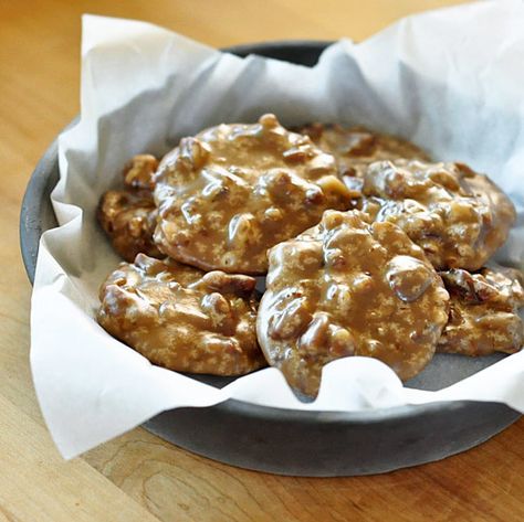 Classic Southern Pralines...every time I go to New Orleans or Charleston, I come home with an addiction to these :-) Pralines Recipe, Southern Praline, Praline Recipe, Gluten Free Treats, Homemade Candies, Classic Southern, All I Ever Wanted, Eat Dessert, Candy Recipes