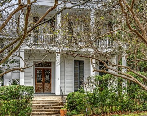 Circa 1890 Renovated Home For Sale in MS Under $180K - OLD HOUSE CALLING Old Southern Homes Interior, 1870s House, Old Mansions For Sale, Hydrangea House, Abandoned Mansion For Sale, Old Southern Homes, 1900s Home, Southern Mansions, Historic Homes For Sale